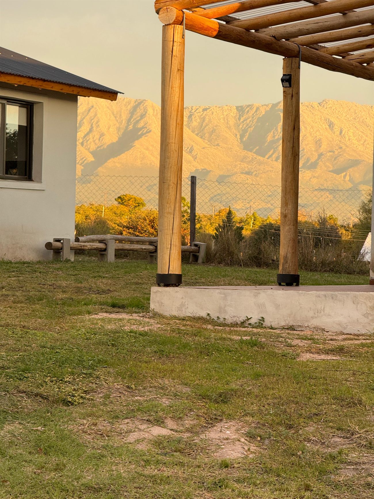 Pérgola en la hora dorada con las sierras